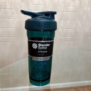 ‎BLENDERBOTTLE STRADA TRITAN 24OZ, PUSH BUTTON SLIDE TO LOCK - GREEN